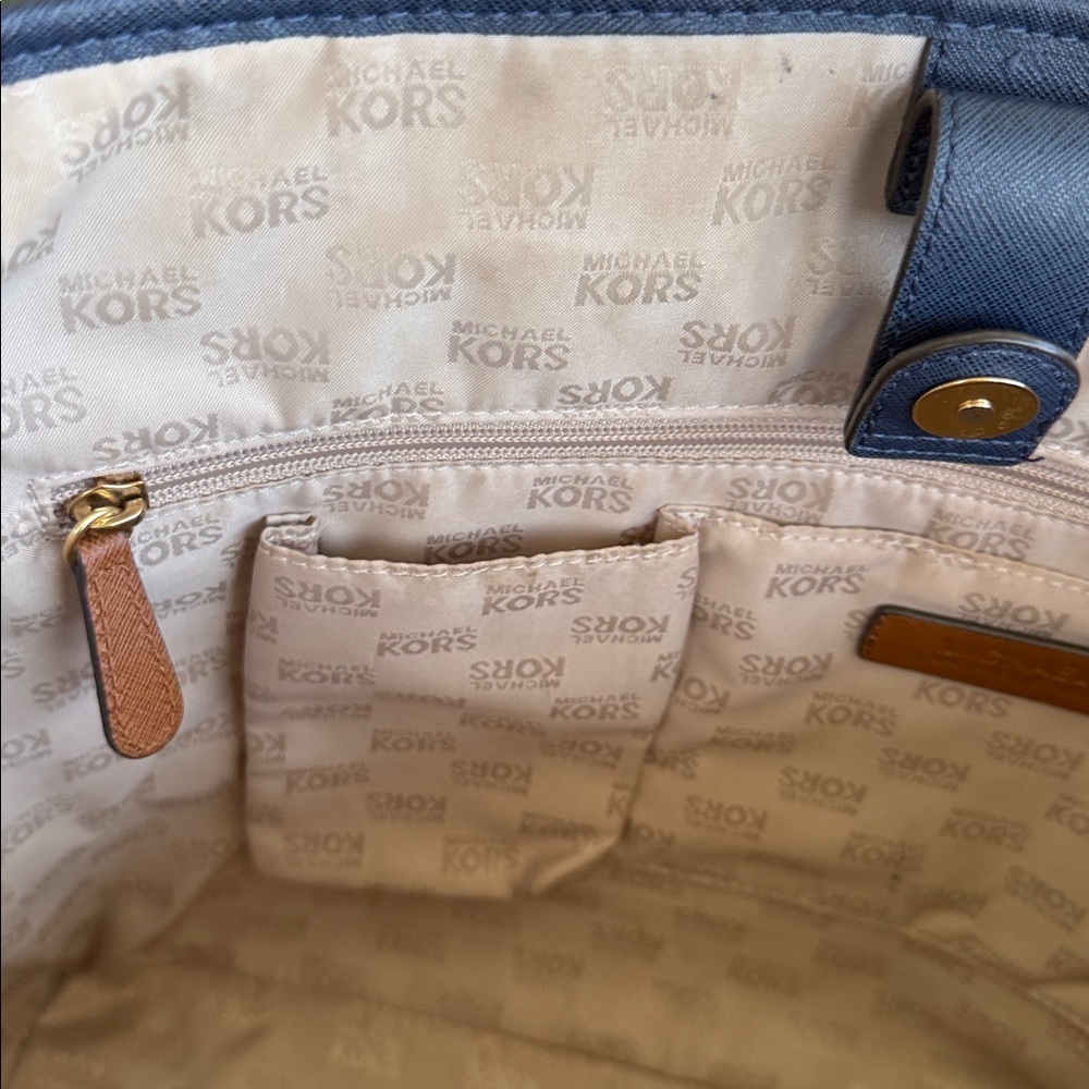 Michael Kors Jet Set Leather Tote - Picture 8 of 13